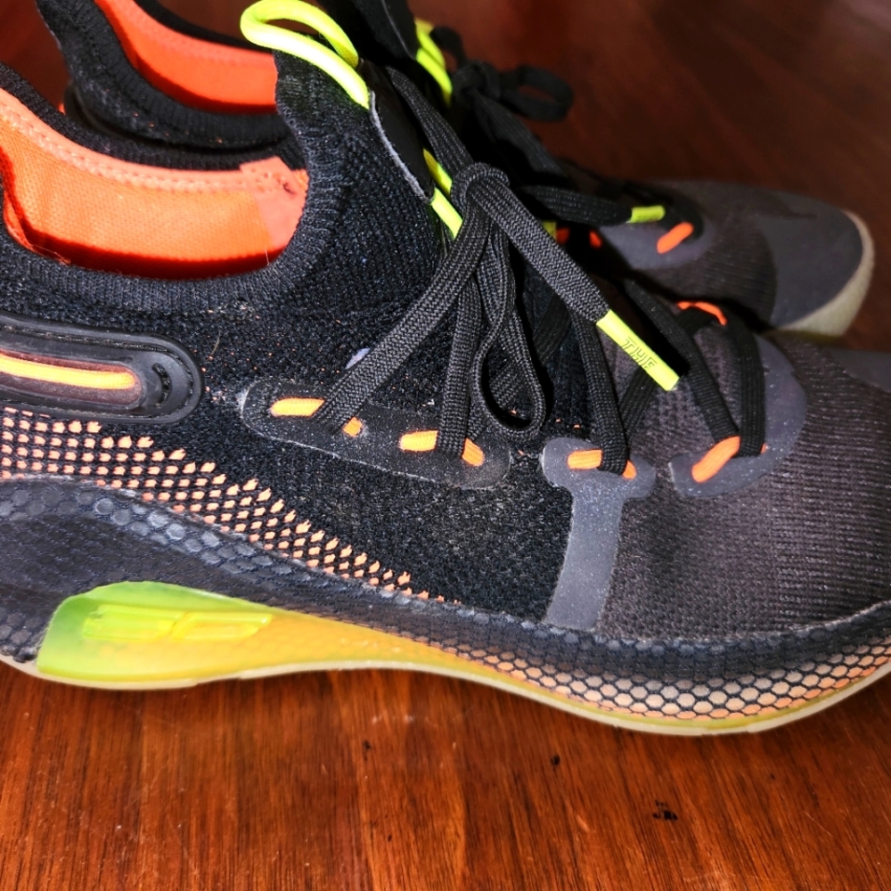 Under Armour Curry 6 Sneakers size 7Y